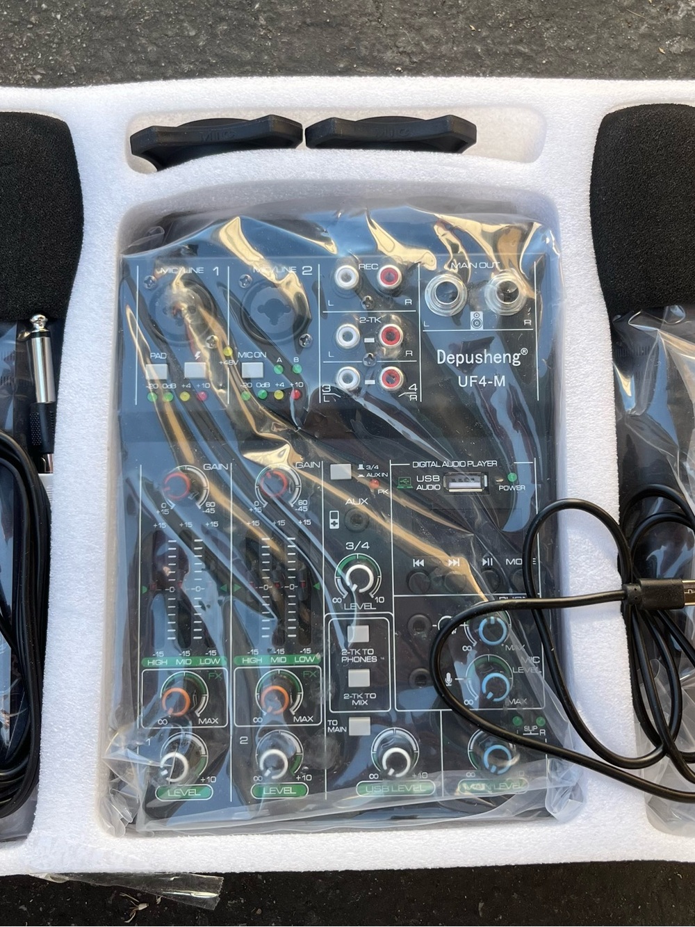 UF4-M 4 Channel Wireless Mixer with Mics - Picture 2 of 4
